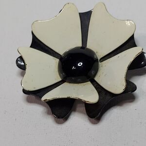 Unbranded pin with black-and-white flower  2"